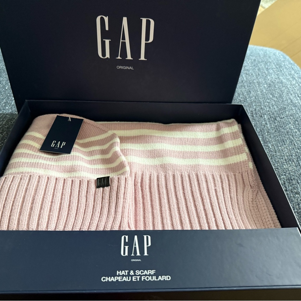 NIB Gap women's  ribbed knit hat and scarf set in pink and white stripes
